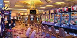 Antarmuka aplikasi mobile rajawali 555 menampilkan permainan slot dan kasino live